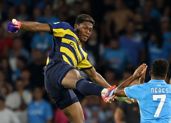 これで退場おかしいだろ」「審判ヤバすぎる」パルマGK鈴木彩艶のレッド