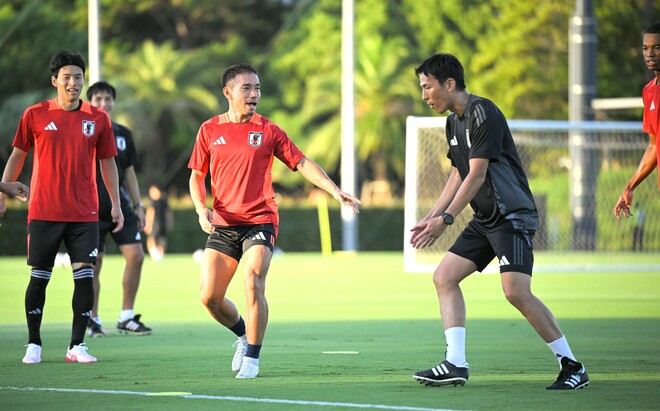 サッカー】日本代表が合宿開始 長谷部誠コーチも長友佑都らと
