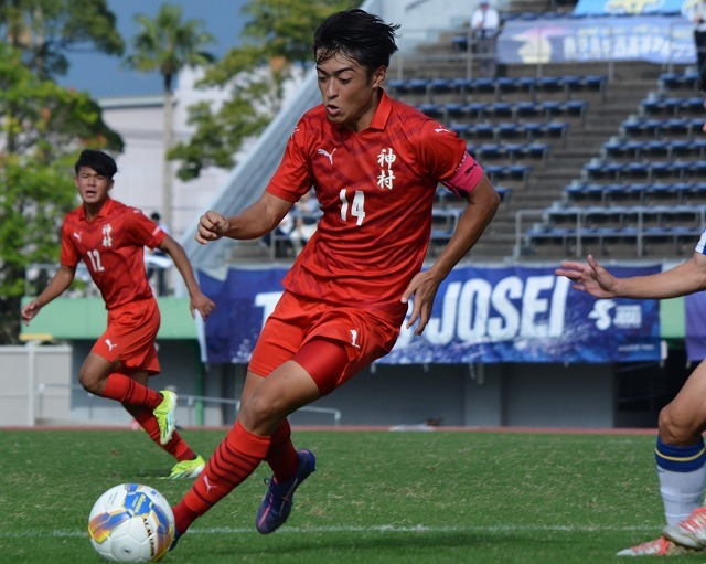 天を仰ぎ、顔を覆う。頭が真っ白になった 神村学園の主将・名