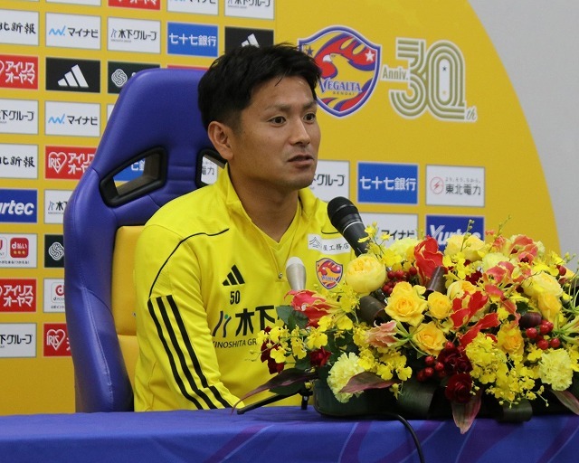 まだ試合があるので」。ジャージ姿で引退会見に臨んだ仙台MF遠藤