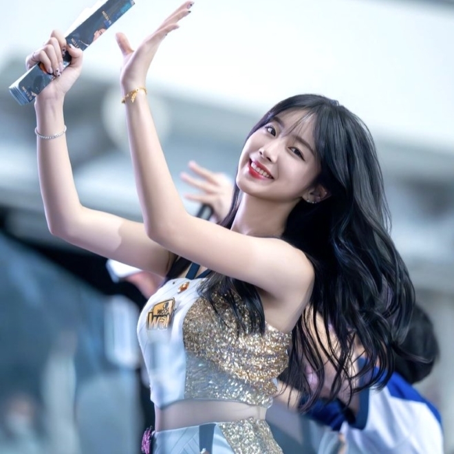 どえらいボディが来た！」韓国9頭身チアが魅せた“真冬の悩殺ワンピ