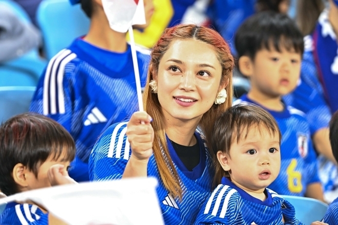 長友佑都の愛妻・平愛梨が“嬉しいサプライズ会”を報告！ 勢揃いした4