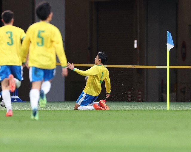 久保より上手い」「ワールドクラスの膝スラ」開幕戦で決勝弾の帝京9番