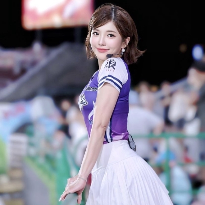 衝撃の美ボディよ！」台湾超人気チアが“真冬のTバックビキニ”姿で