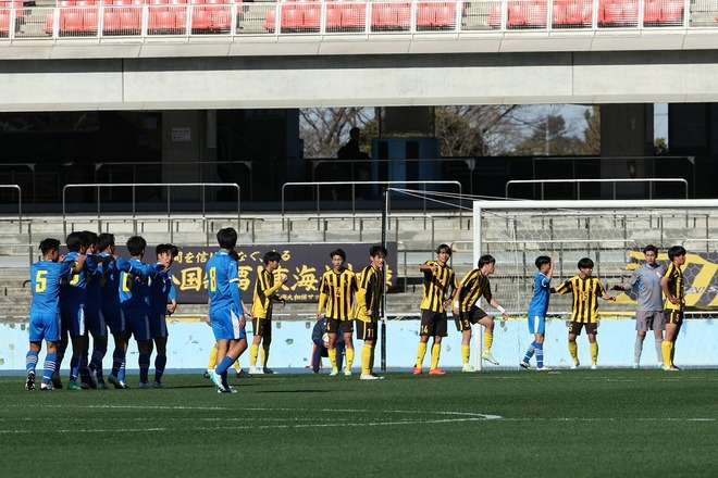 草津東が初戦でユニークなセットプレー披露！ 6人で縦に並んで