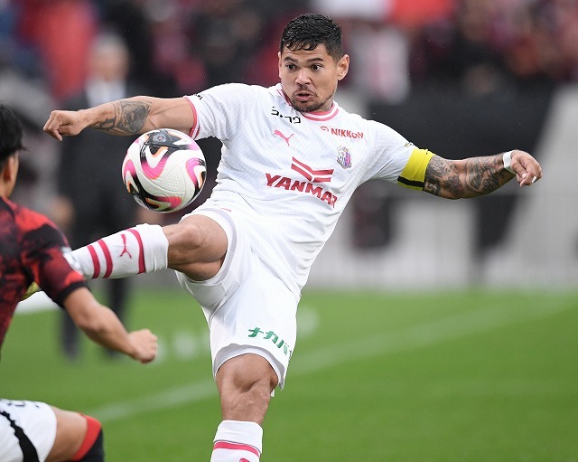 鹿島に完全移籍の29歳ブラジリアンがセレッソに“ビッグハグ”「想い出は