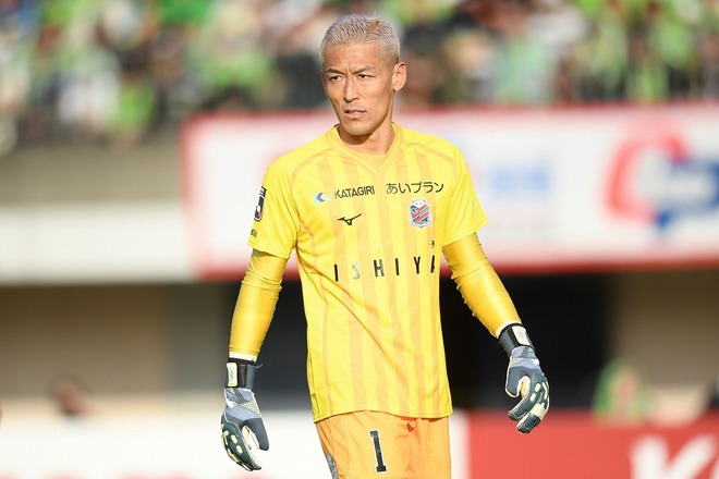 札幌GK菅野孝憲が開始早々に無念の負傷交代。千葉FWのひざが顔面