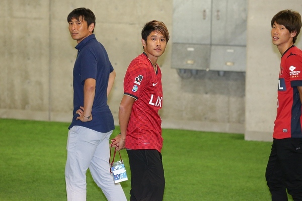 内田篤人が古巣・鹿島の第1ステージ制覇を祝福。「優勝って文字