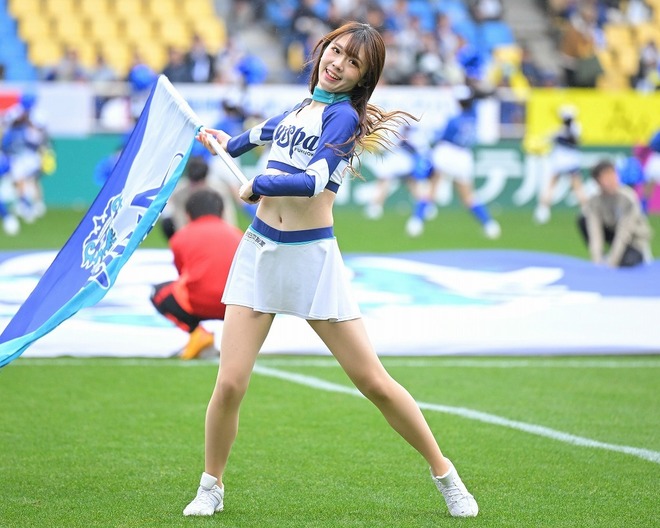 かわいすぎ」「水着みたい」J1福岡チアが“夏衣装”を初お披露目
