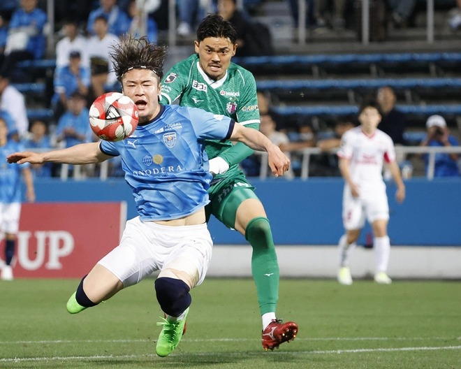 セレッソGKが一発レッド！ ロングボールの対応を誤り、抜け出し