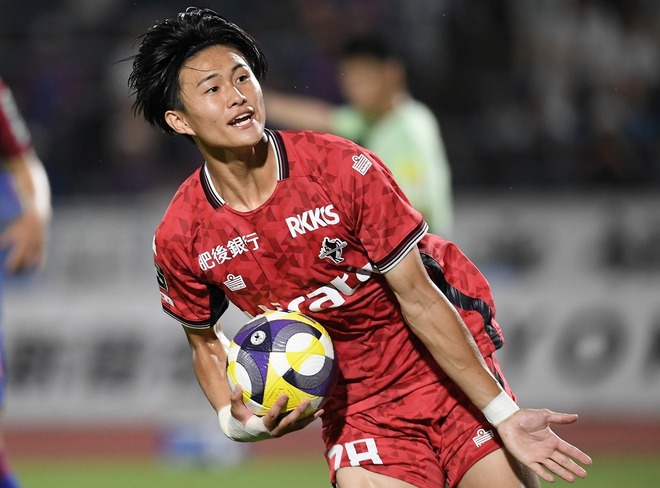 何じゃコレ」「久保竜彦かよ…」現役高校生が神ゴール！ 17歳FWの