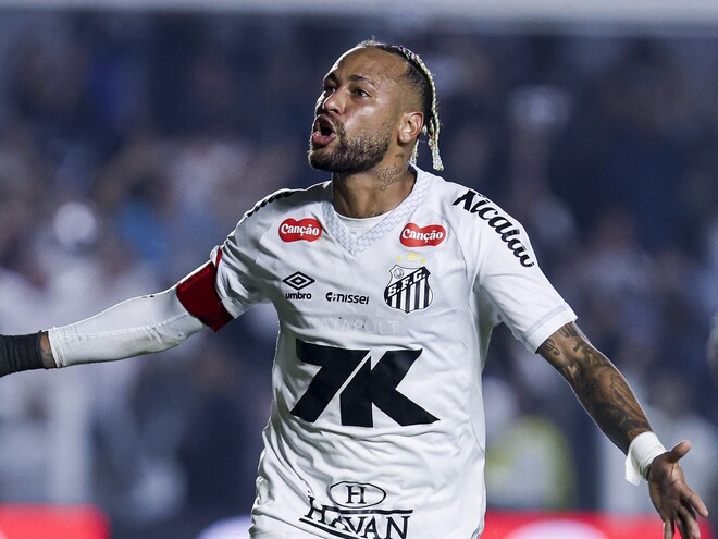 ネイマールが“幻のゴール”に喜びを爆発させてコーナーフラッグ破壊