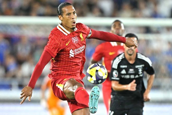 日本のコンビニで存在際立つファン・ダイク！ リバプールDFが投稿した