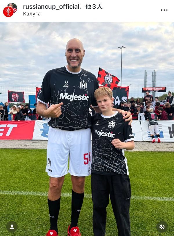 デ、デカすぎだろ！」“史上もっとも高身長のサッカー選手”が公式戦