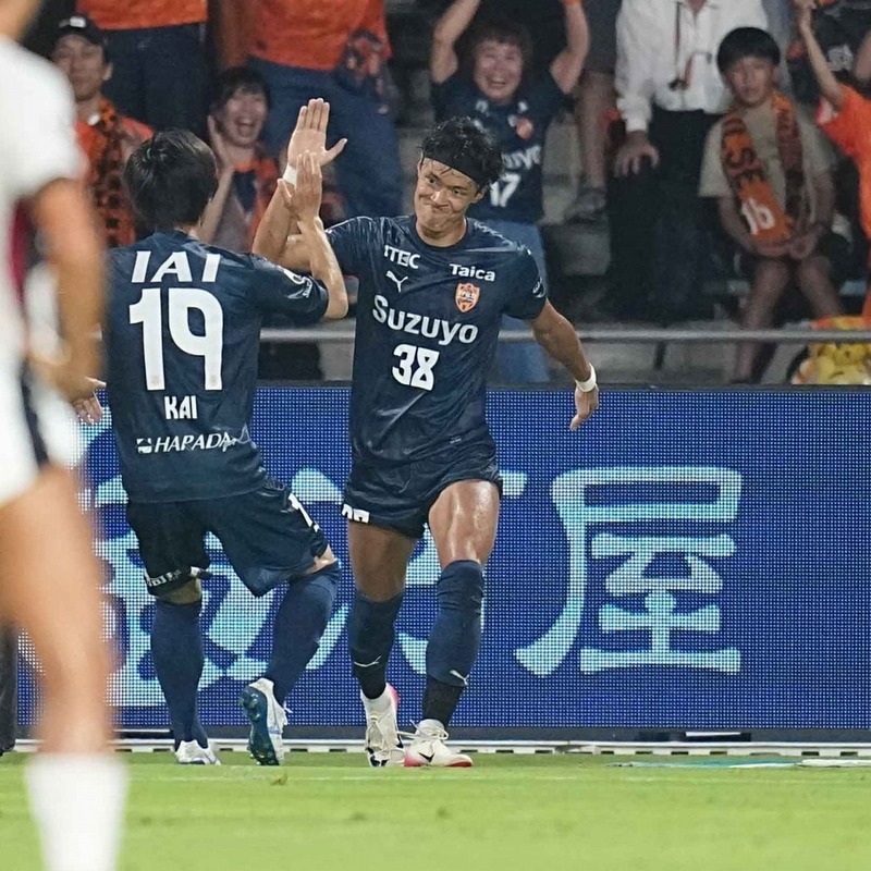 胸のエンブレムを誇示。エスパ髙橋利樹が待望の移籍後初ゴール！ 松崎快の折り返しを確実に押し込む