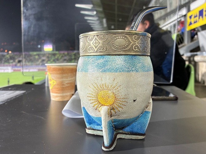 記者席のあちらこちらにマテ茶セット。地元ファンのほとんどは