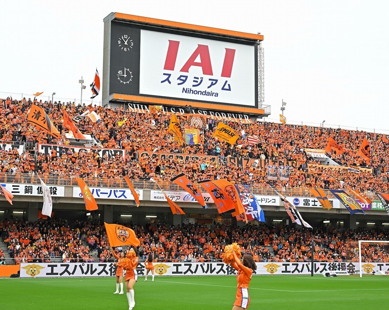 エスパ本拠地「メインスタンドが生まれ変わります」。オレンジの座席が増え、座面の立体感が増し座り心地UP。背もたれ・腰当つきに！