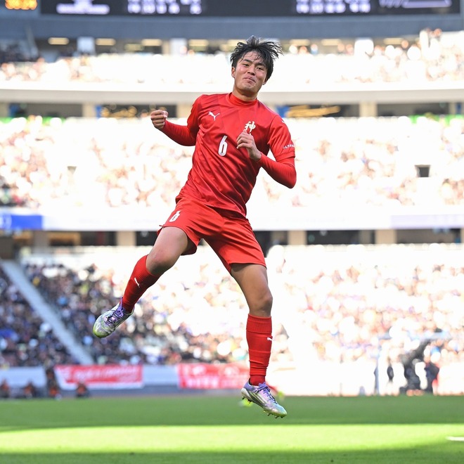神村学園　サッカー部　アップ着　L 神村学園の2点目「すげえゴール」。MF堀ノ口瑛太の強烈ミドル弾に脚光