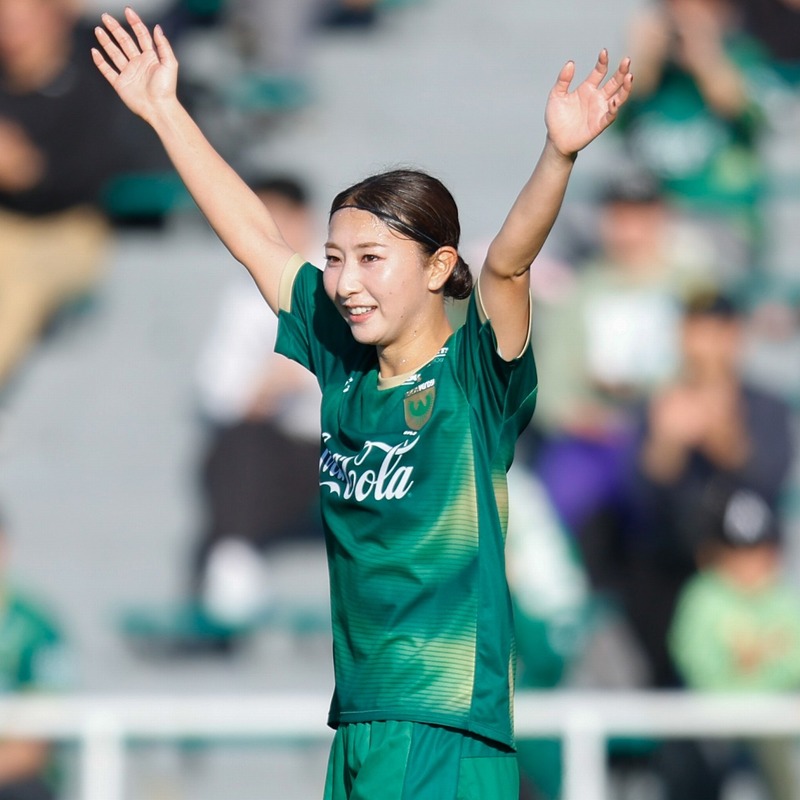 笑顔天使すぎる」なでしこ塩越柚歩が味スタ降臨！ タオルを羽織った