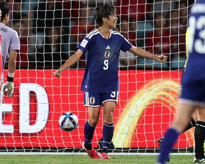 先制点を決めて喜ぶ日本の選手たち