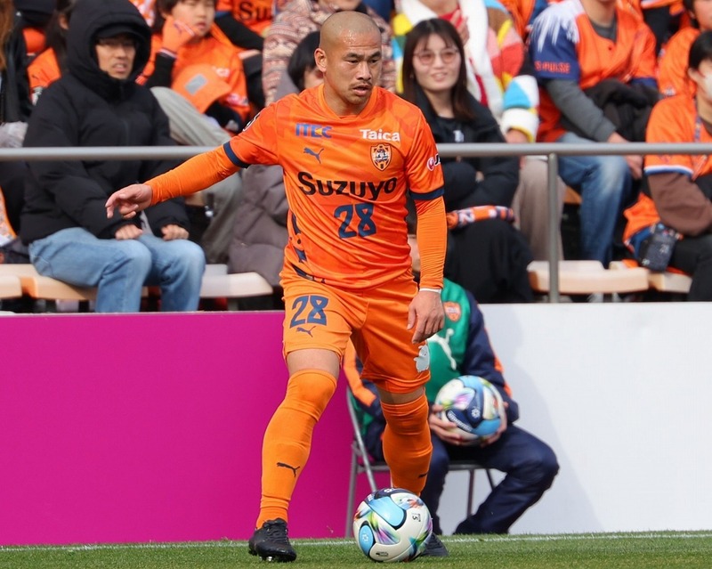 強烈な先制弾で「意味不明なガッツポーズ」。エスパの最年長DFが久々の“90分勝利”を喜ぶ「やっと皆さんに届けられましたね。“３”をー！」