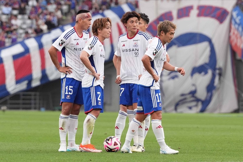 「レッドカード出るて笑」再会でまさかの“髪鷲掴み”…元マリノスコンビのピッチ上でのやり取りが話題「髪の毛むしられてた」