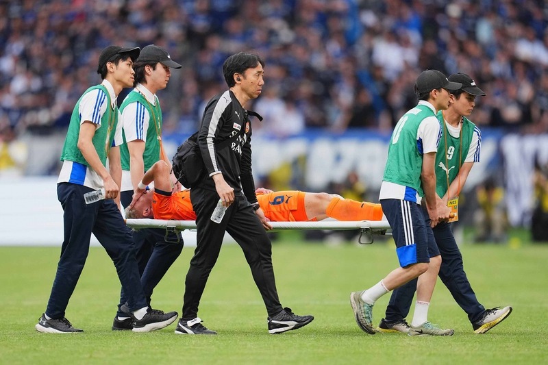清水、早い時間帯にアクシデント…主力MF宇野禅斗が無念の負傷交代。タックルを受け、右足首を押さえて担架でピッチを後に