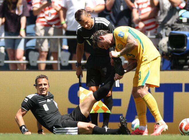 海外購入 オーストラリア サッカーピステ 何を飲んだ？ アメリカ対オーストラリア戦で倒れこんだ主審を復活させ