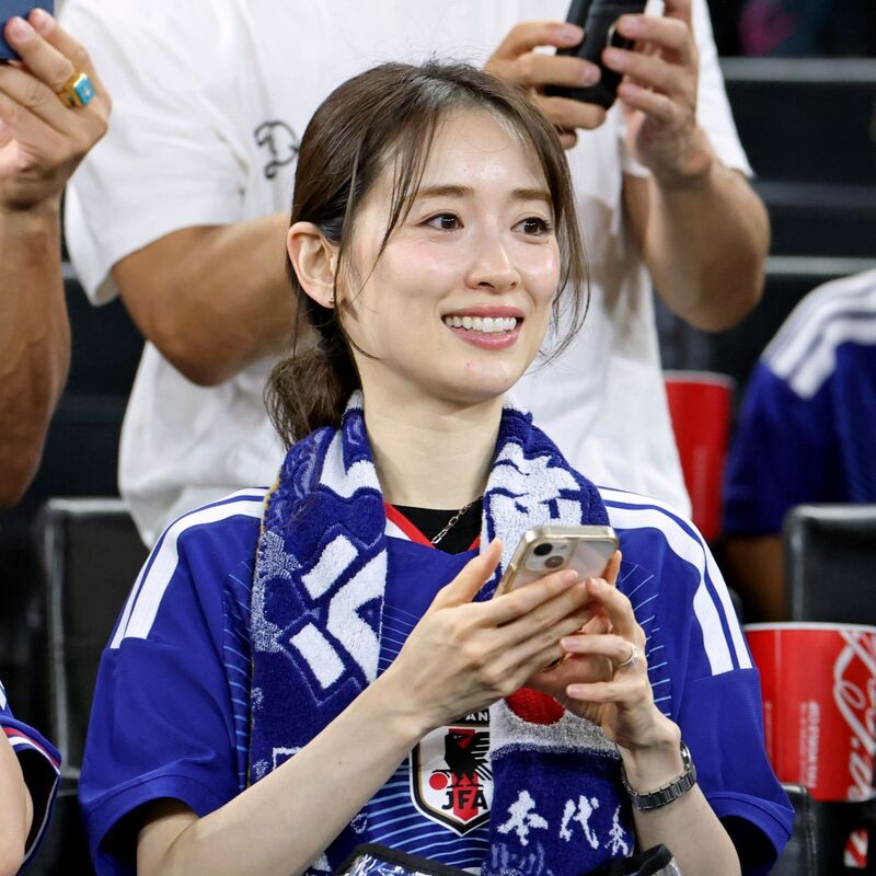 美男美女すぎてなんなん!?」ブラジル戦の激闘を終えて…日本代表CBと女優妻が魅せた“ぎゅ～っと抱擁”にネット喝采！「２Ｓ初めて見た 」「匂わせないから尊い」【W杯】 | サッカーダイジェストWeb