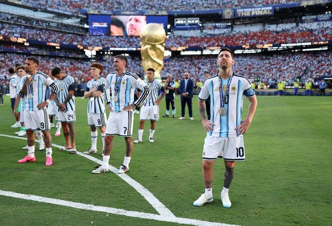 最終値下！W杯応援CP【激レア】アルゼンチン代表 10番 ノースリーブ 品格のかけらもない！」パンチ事件だけでなく…アルゼンチン代表が決勝