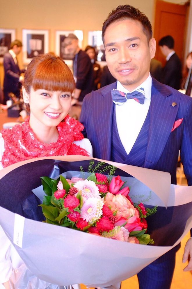 長友佑都と平愛梨が婚約会見！プロポーズは何と“聖地”のピッチだった