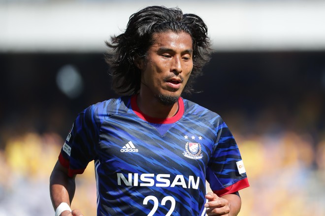 中澤 佑二選手　ユニフォーム パラメヒコのイエローラインといえば中澤佑二 90年代の名品 #puma