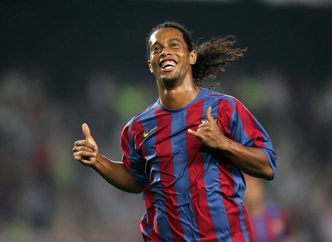 笑う魔術師」「誰もが恋する」ロナウジーニョの“超・達人芸”がリーガ