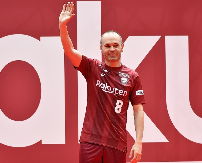 イニエスタウェルカムTシャツ イニエスタが神戸サポーターの前で“優勝