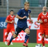 完敗のスイス戦を本田圭佑が自己分析 ふたつの評価がある と語った真意は サッカーダイジェストweb 完敗のスイス戦を本田圭佑が自己分析 ふたつの評価がある と語った真意は サッカーダイジェストweb
