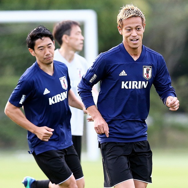 俺はずっとお前を認めてたよ」本田圭佑が“戦友”香川真司との豪華2