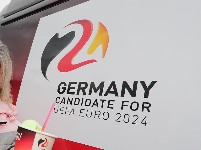 UEFAユーロ欧州選手権 ドイツ大会 EURO2024 ドイツ代表 オフィシャルグッズ adidas サッカー メンズ トレーニングTシャツ 白 EURO2024優勝を狙う開催国ドイツ 代表OB「チャンスは大きい。良い