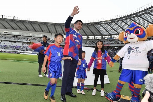 FC東京】梶山陽平が味スタで引退セレモニー。10番の後継者として期待