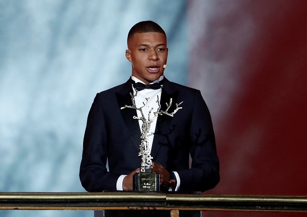 バロンドールでも4位！ 「コパ・トロフィー」受賞の“神童”エムバペ