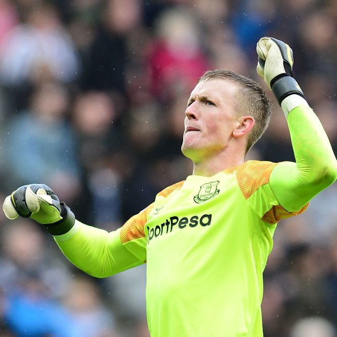 衝撃の殴り合い！イングランド代表GKの「路上乱闘」動画が拡散