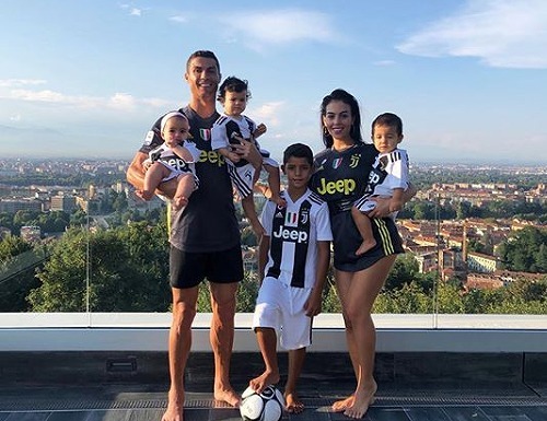 衝撃のスキルだ！」C・ロナウドの1歳の次男、マテオが披露した