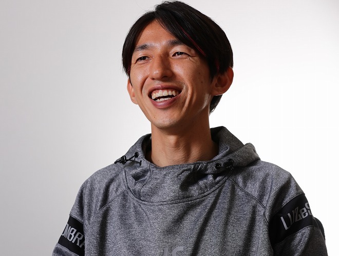 サッカー　ドリブルデザイナー岡部直筆サイン 119466-17-