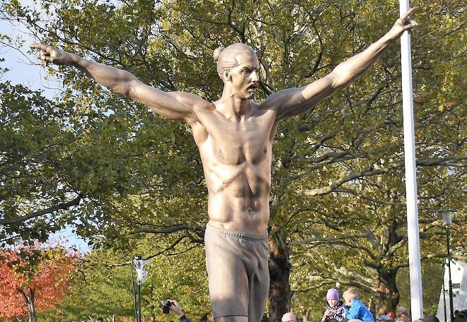 そ イブラヒモビッチ イブラヒモビッチの銅像が燃やされる!? 宿敵の共同オーナー就任発表で