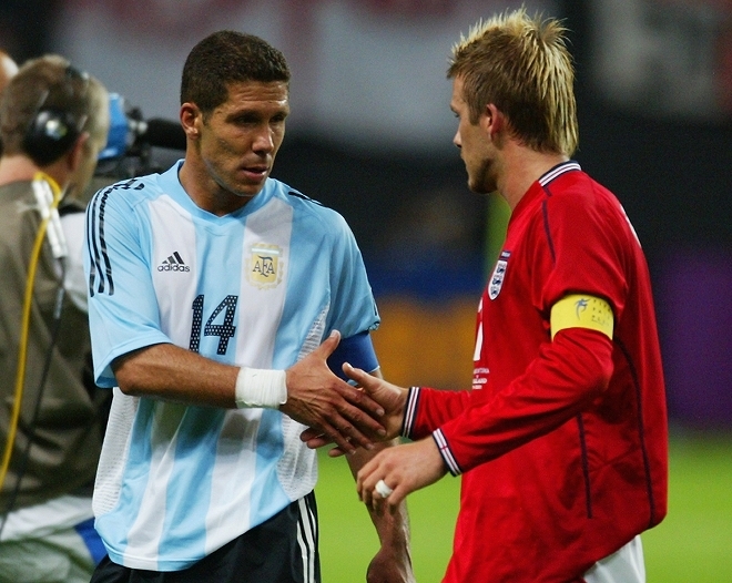 あれは退場じゃない…」フランスW杯でシメオネを蹴りつけたベッカムの