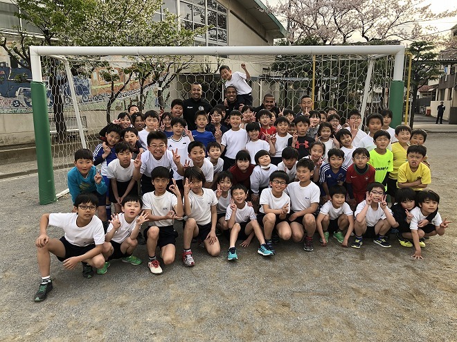 リアル南葛SC”のサポーターとスポンサー。自発的な活動で支える地元の