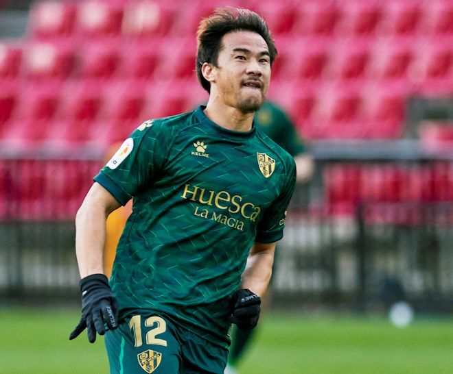 日本人のゴラッソだ」岡崎慎司が決めた衝撃の“40Mループ弾”を現地