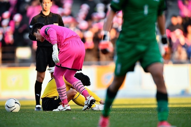 ベストヒット 立て 絶対に俺が止めてやる ８人目のpk失敗で泣き崩れたｃｂと守護神の熱き感動秘話 選手権 サッカー スポーツブル スポブル