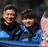 横浜FCが３発で宿敵マリノスを撃破！ ベルギー移籍の19歳・斉藤光毅は１アシスト締め「日本の顔になる！」