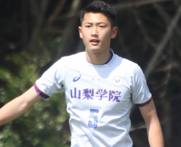選手権優勝の瞬間は母校で応援も… 山梨学院の大型DF小林士恩がJ