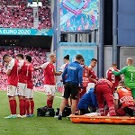 EUROの試合中にデンマーク代表、エリクセンが突然倒れ込む。ピッチ上で心臓マッサージの救命活動